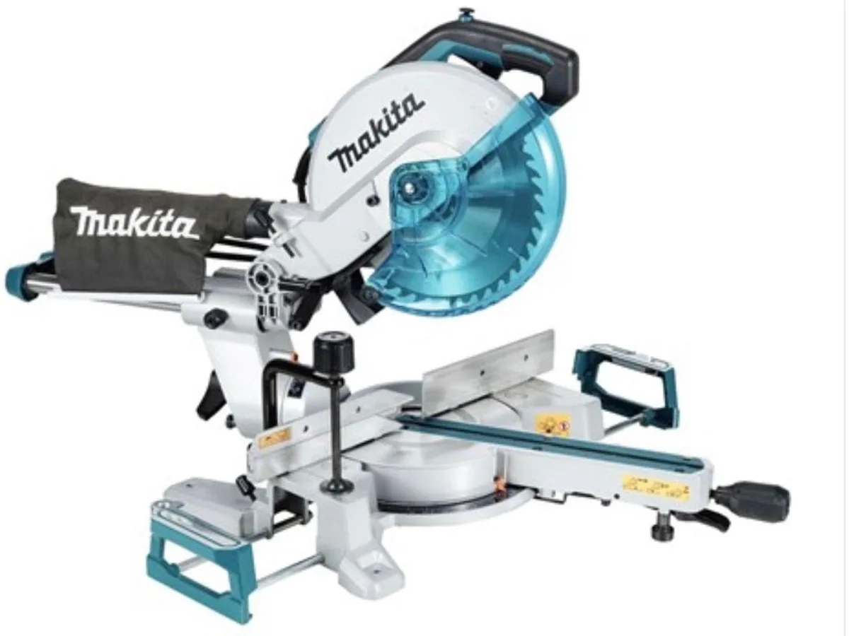 makita kap/gering sag við stóra borðinum