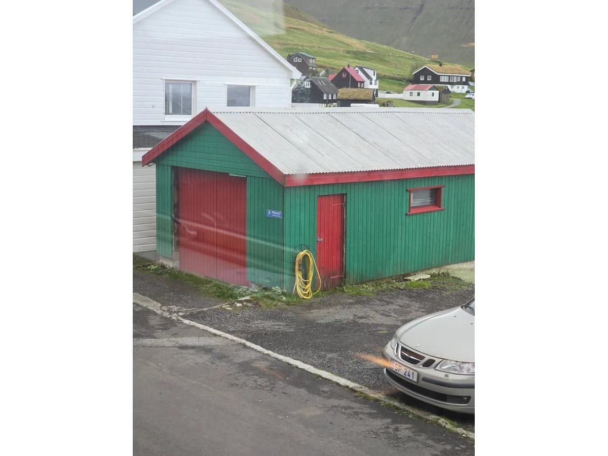 Garasja við grøv.