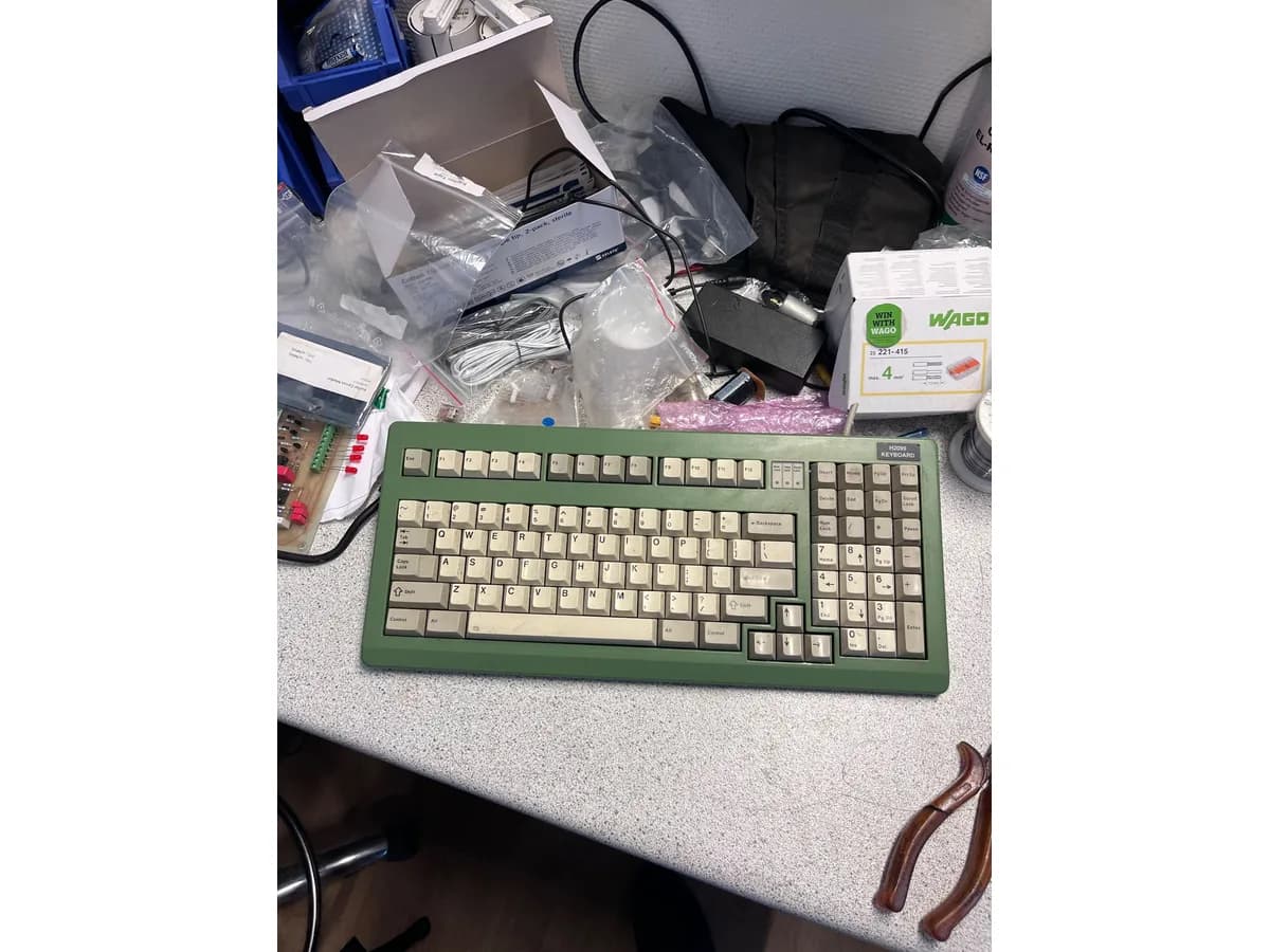 KT/elektronikk maður